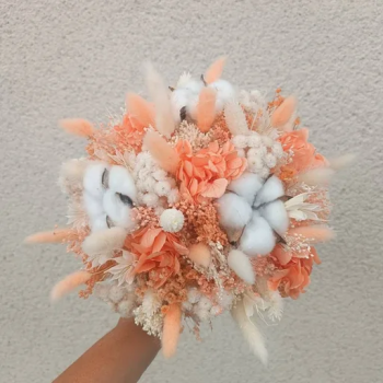 Bouquet blanc beige et corail pour virginie