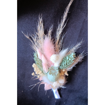 Boutonnière en fleurs séchées  pour costume marié