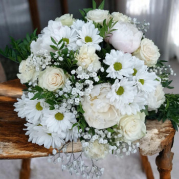 Bouquet rond "Opalin" composé de multiple  fleurs blanches