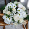 Bouquet rond "Opalin" composé de multiple  fleurs blanches